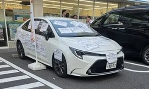 Xe Toyota đỗ lì nhiều ngày trước cửa hàng, chủ bãi xe cũng bó tay