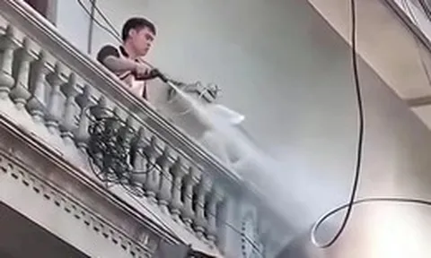 Khởi tố người đàn ông dùng vòi cao áp xịt nước vào thợ tháo dỡ nhà sát vách