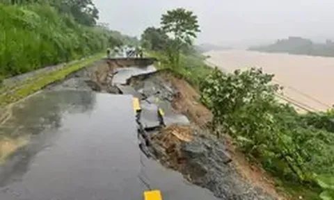 Đường ven sông Hồng bị sạt do mưa lớn