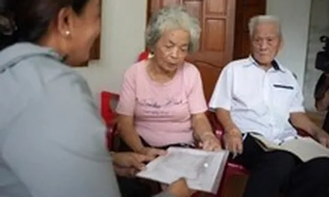 Gặp y sĩ 96 tuổi, em gái liệt sĩ Trần Thị Lê nói 'ghi chép quá quý bác ơi'