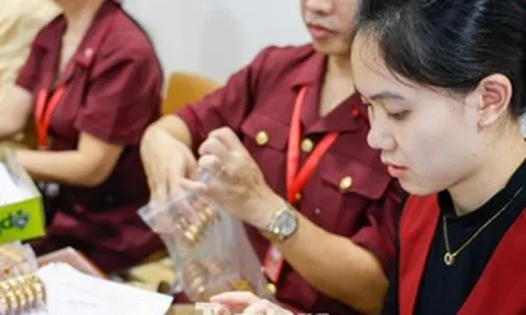 Nghịch lý giá vàng: Thế giới tăng vọt, SJC 'án binh bất động'
