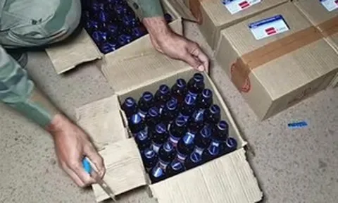 Đột kích một căn hộ, cảnh sát tìm thấy gần 7 tỷ đồng tiền mặt chất đống cùng vàng và hàng nghìn chai siro ho