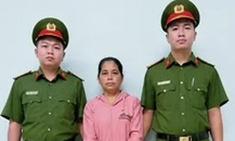 Bắt khẩn cấp bảo mẫu trường mầm non bắn dây thun vào chân trẻ