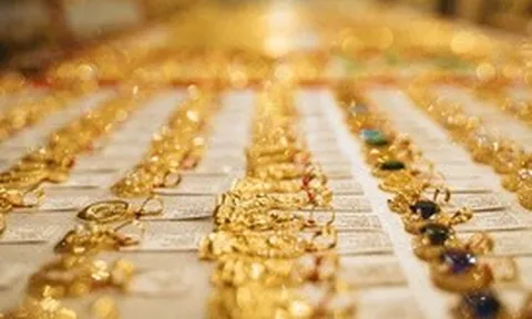 Giá vàng thế giới tăng mạnh, giá vàng trong nước và thế giới ‘xích lại gần nhau’