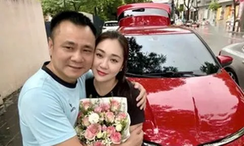 NSND Tự Long tặng vợ VinFast VF 5 đỏ rực, nhưng đây mới là thứ gây chú ý