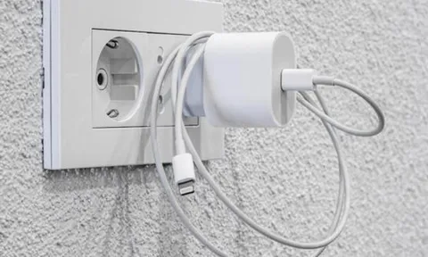 Rủi ro tiềm ẩn khi cắm củ sạc cả ngày dù không dùng