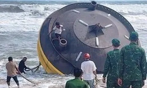 Tìm chủ sở hữu vật thể khổng lồ có chữ 'CHINA BUOY' dạt vào bờ biển