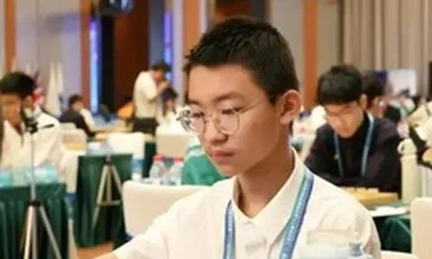 Kỳ thủ 13 tuổi loại nhà vô địch thế giới khỏi siêu giải đấu