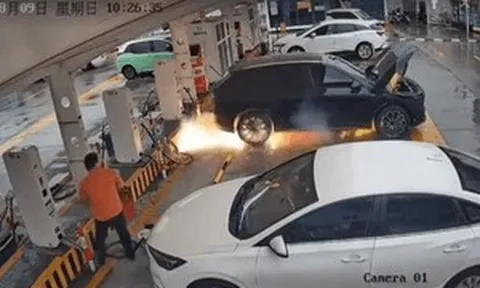 Khoảnh khắc chiếc SUV điện gần 800 mã lực phát nổ rồi bốc cháy tại trạm sạc: Xe không cắm điện, từng gặp tai nạn nghiêm trọng