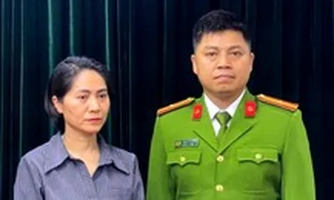 Sáng nay tòa xét xử nữ giám đốc tổ chức show Về đây bốn cánh chim trời