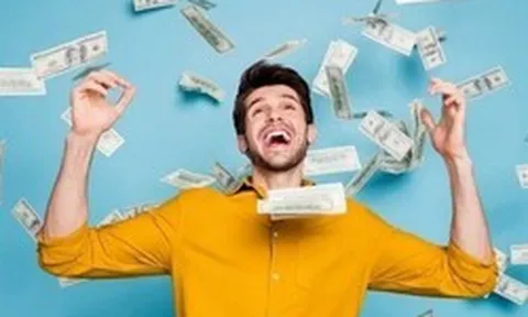 Một doanh nghiệp sắp "lăn chốt" cổ tức tiền mặt cao kỷ lục ngay tháng 8, lãnh đạo ồ ạt đăng ký mua cổ phiếu