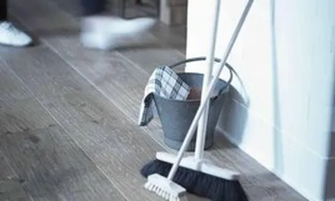 Vì sao nhiều gia đình ngâm chổi vào nước nóng pha muối, giấm trước khi đi ngủ? Công dụng ít ai ngờ