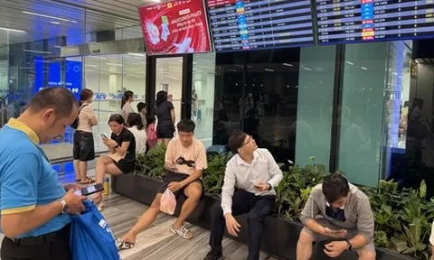 60 chuyến bay ảnh hưởng, nửa đêm hành khách mệt mỏi chờ đợi ở sân bay