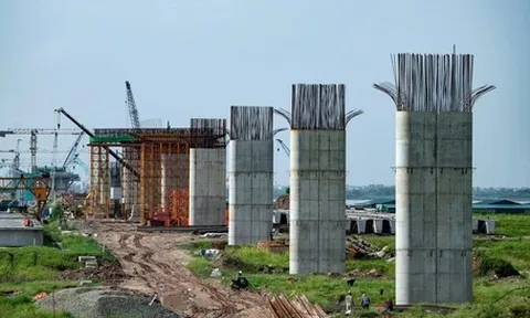 Ngắm cầu Hồng Hà đang mọc nhanh giữa sông Hồng