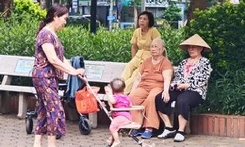 Vừa đến tuổi hưu là vào 'tuổi trông cháu, chăm con'