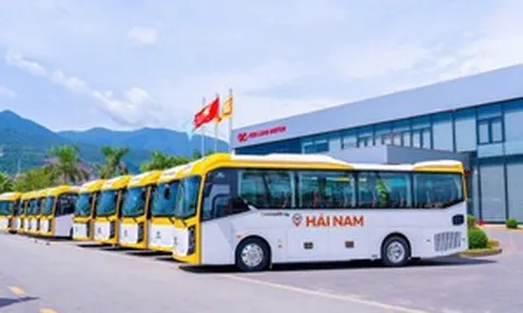 Bàn giao lô 30 xe bus, Kim Long Motor mở đầu hợp tác chiến lược với 'ông lớn' vận tải miền Nam
