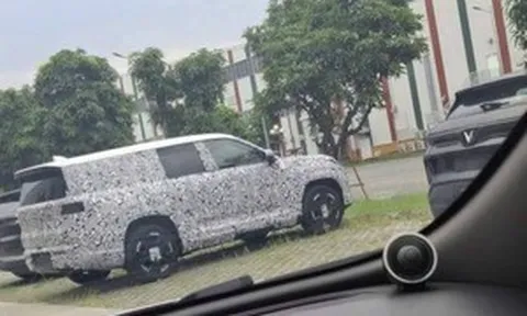 SUV lạ to ngang VF 9 xuất hiện tại nhà máy VinFast: Ngoại hình hầm hố, dân mạng xôn xao đoán tên