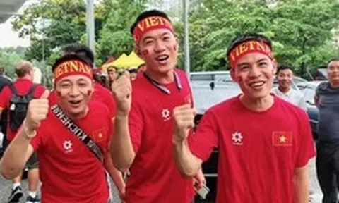 Cổ động viên Việt Nam hừng hực khí thế trước giờ vào sân Kuala Lumpur