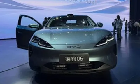 Ra mắt thêm mẫu sedan cỡ trung: Động cơ hybrid, đổ đầy bình chạy 2.370 km, giá từ 387 triệu đồng, tích hợp AI và tự lái thông minh
