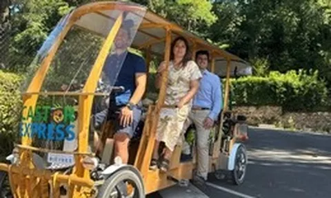 Xe buýt siêu độc: Hành khách tự đạp để xe chạy, giá 30.000 đồng/lượt