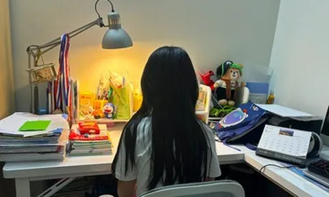 Mất ăn mất ngủ vì người yêu cũ của vợ là thầy giáo của con gái