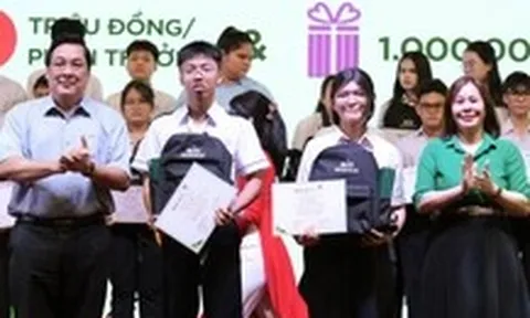 Thưởng 129 HS giỏi tỉnh và quốc gia vươn lên từ bao mái nhà tan tành trong bão lũ 2025