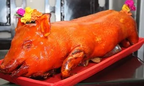 Heo quay nguyên con lên mâm cúng rằm tháng 7, giá gần 7 triệu đồng/mâm