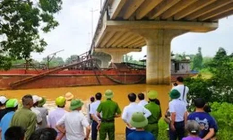 'Giải cứu' 2 tàu hút cát mắc kẹt vào trụ cầu sông Tào