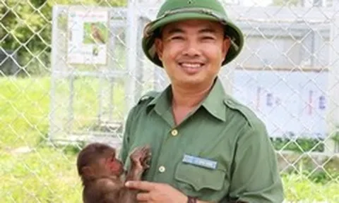 'Vú nuôi' của những chú khỉ đặc biệt ở trung tâm cứu hộ động vật hoang dã