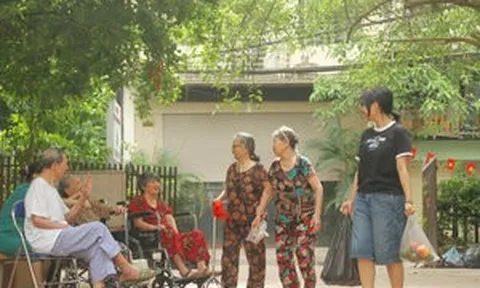 Mỗi người cao tuổi sẽ được tặng 500.000 đồng từ nguồn ngân sách thành phố từ 1/9, áp dụng cho từ bao nhiêu tuổi và tại địa phương nào?