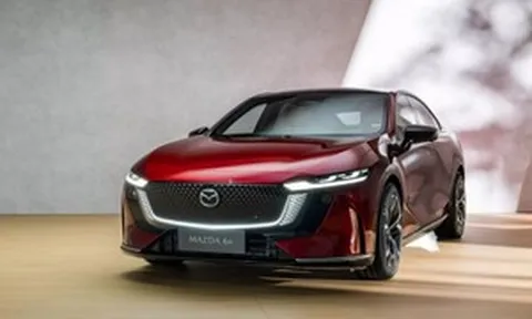 Hãng xe quen thuộc tại Việt Nam ra mắt mẫu sedan điện cỡ D: Tầm hoạt động 560km, ngôn ngữ thiết kế KODO, giá từ 932 triệu