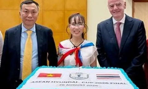 Khung hình quyền lực: Chủ tịch FIFA, tỷ phú Nguyễn Thị Phương Thảo và Chủ tịch Liên Đoàn bóng đá Việt Nam cùng làm một việc