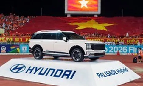 Chiếc xe cùng với Lê Công Vinh rước cúp vô địch ASEAN Cup 2026 vào sân Mỹ Đình