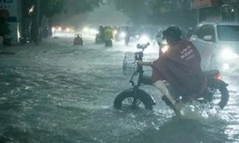 Hà Nội trời tối sầm, mưa lớn giờ tan tầm