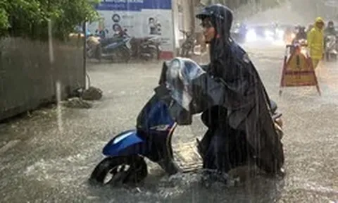 Nguyên nhân Hà Nội mưa như trút chiều tối nay?