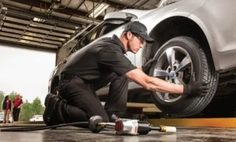 Kinh nghiệm lái xe an toàn cho runner: Thoát bẫy chuột rút và buồn ngủ