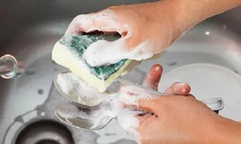 1 miếng rửa bát giải phóng tới 6,5 triệu hạt vi nhựa: 5 vật dụng quen thuộc trong nhà bị chỉ điểm là nguồn phơi nhiễm