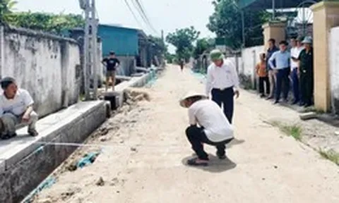 Người dân quê Bác đồng lòng hiến đất, dỡ tường rào mở đường