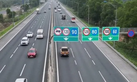 Tài xế Việt kể trải nghiệm "giữ khoảng cách" trên cao tốc dịp lễ