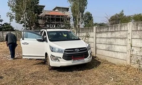 Chiếc Toyota Innova màu trắng bị bỏ lại giữa vùng hẻo lánh, bên trong xe chứa hơn 51kg vàng miếng