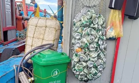 Đưa rác về bờ, giữ lại màu xanh cho biển Cửa Lò