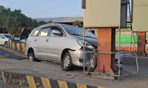 Ô tô chở 6 người mất lái đâm trạm thu phí cao tốc TPHCM - Trung Lương