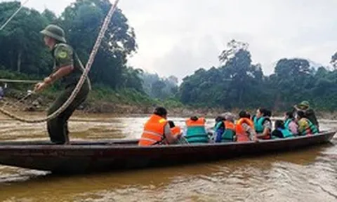 Bộ đội dùng thuyền chở học sinh qua sông dự ngày khai trường