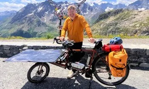 Tự chế xe đạp điện không cần sạc đi khắp thế giới, vượt cả dãy Alps
