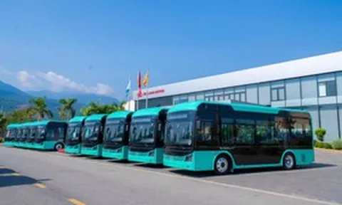 Hãng xe Việt Kim Long Motor bàn giao lô 20 xe buýt cho doanh nghiệp vận tải nổi tiếng tại Khánh Hòa