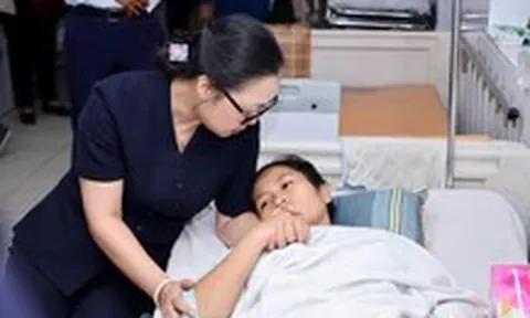 Cô giáo lao ra cứu bé 2 tuổi, bị xe tải cán qua hai chân
