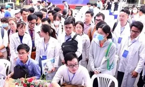 Sáng nay gần 1.000 bác sĩ, điều dưỡng tại TP.HCM 'săn' cơ hội việc làm