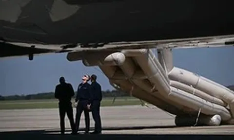 Phao trượt thoát hiểm trên chuyên cơ Qatar tặng ông Trump bung trước giờ cất cánh