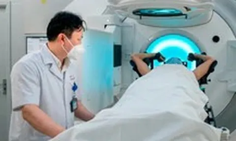 Vụ bệnh nhân ung thư 'muốn trị xạ nhanh, phải kẹp tiền vào sổ': Bệnh viện E phối hợp công an kiểm tra, làm rõ