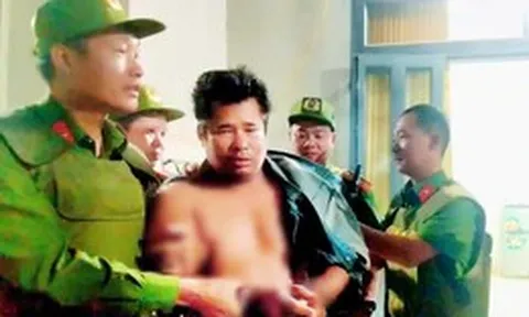 Tạm giữ người say xỉn đuổi đánh mẹ, cầm dao đâm thiếu tá công an bị thương